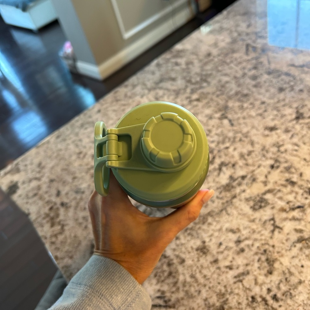 NEW Lululemon green Water Bottle never used no tag - Picture 6 of 6